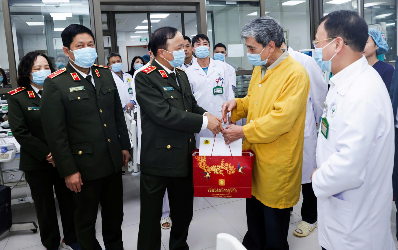 Thứ trưởng Đặng Hồng Đức thăm bệnh nhân nặng, kiểm tra ứng trực Tết tại Bệnh viện 19-8 -0