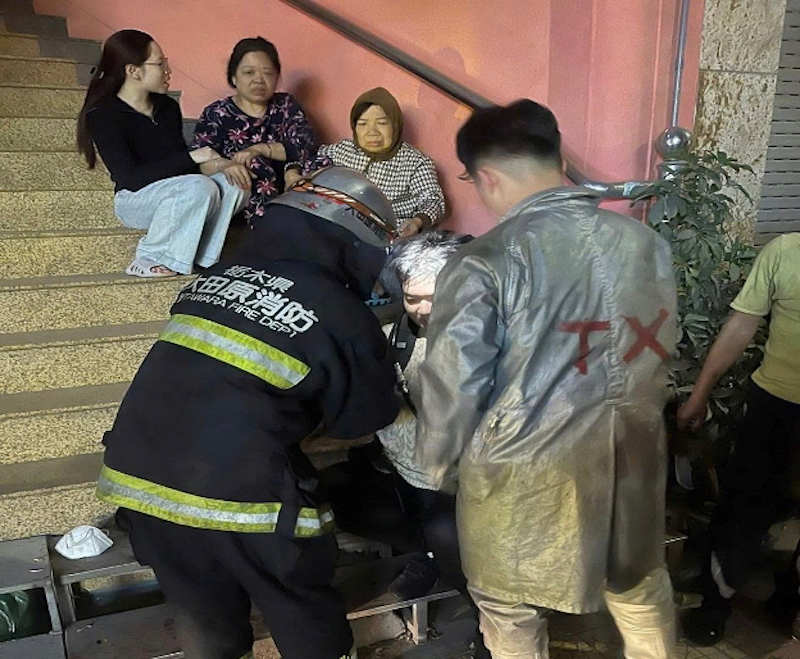 Kịp thời giải cứu 3 người mắc kẹt trong vụ cháy nhà dân -0