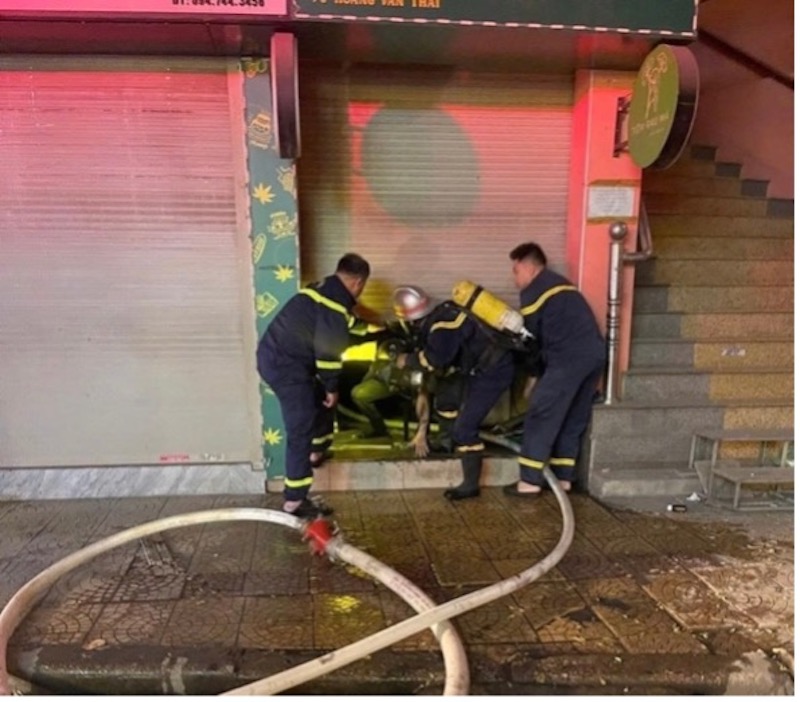 Kịp thời giải cứu 3 người mắc kẹt trong vụ cháy nhà dân -1