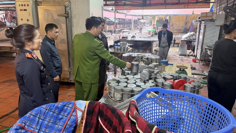 Khởi tố 2 mẹ con chủ cơ sở sản xuất giò, chả, xúc xích chứa hàn the ở Hưng Yên -0