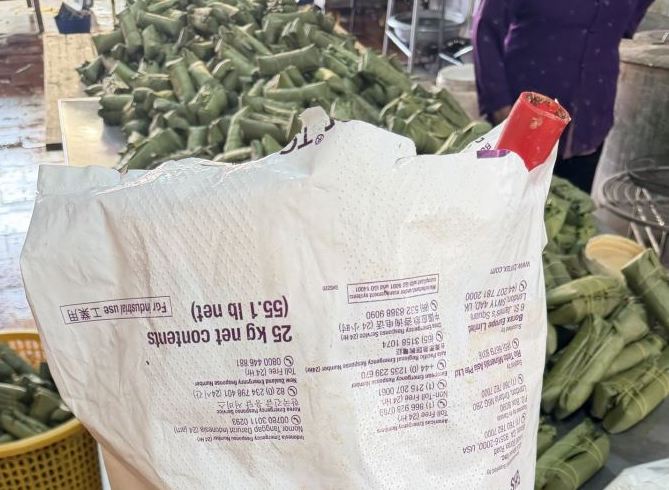 Khởi tố 2 mẹ con chủ cơ sở sản xuất giò, chả, xúc xích chứa hàn the ở Hưng Yên -0