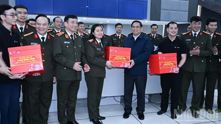 Thủ tướng kiểm tra, động viên các lực lượng Công an ứng trực dịp Tết -0