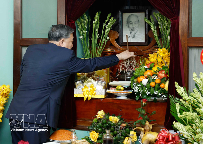 Party chief offers incense in tribute to kings, President Ho Chi Minh -0