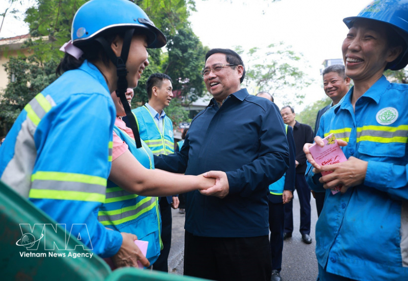 PM Pham Minh Chinh extends Tet greetings to environmental sanitation workers in Hanoi -0
