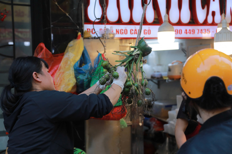 “Chợ nhà giàu” Hà Nội tấp nập người dân mua gà lễ ngày 29 Tết -0