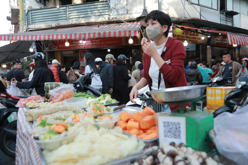“Chợ nhà giàu” Hà Nội tấp nập người dân mua gà lễ ngày 29 Tết -1