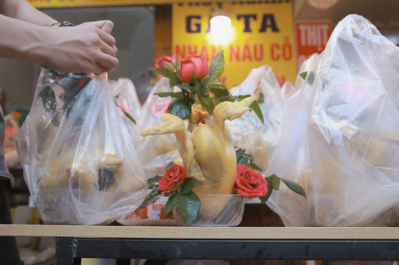 “Chợ nhà giàu” Hà Nội tấp nập người dân mua gà lễ ngày 29 Tết -0