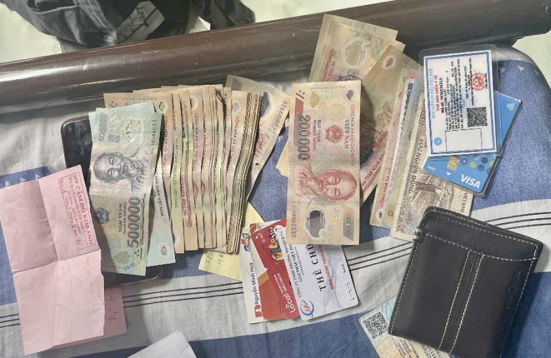 Bắt nhanh đối tượng vào phòng trọ kề dao đe dọa nạn nhân cướp dây chuyền vàng -0