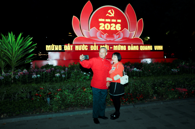 Pháo hoa rực rỡ thắp sáng bầu trời Thủ đô trong đêm Giao thừa -0