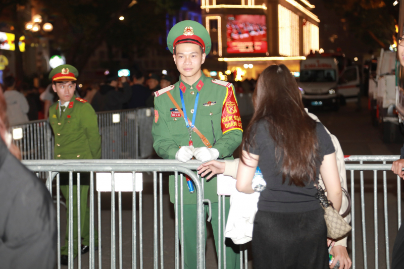 Pháo hoa rực rỡ thắp sáng bầu trời Thủ đô trong đêm Giao thừa -0