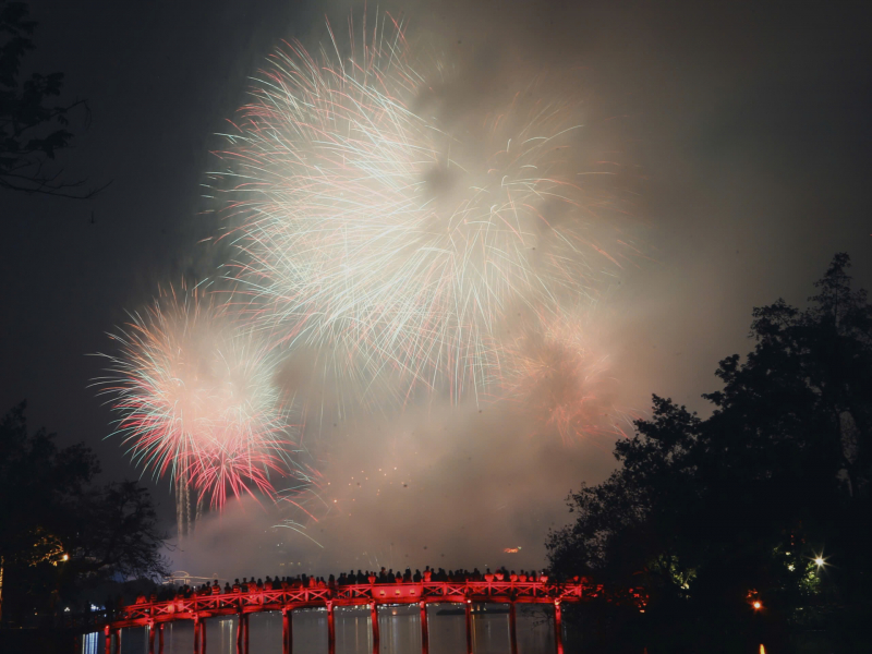 Pháo hoa rực rỡ thắp sáng bầu trời Thủ đô trong đêm Giao thừa -0