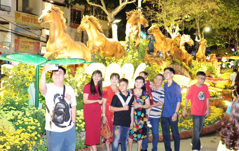 Rộn ràng đêm giao thừa ở miền Tây Nam Bộ -0