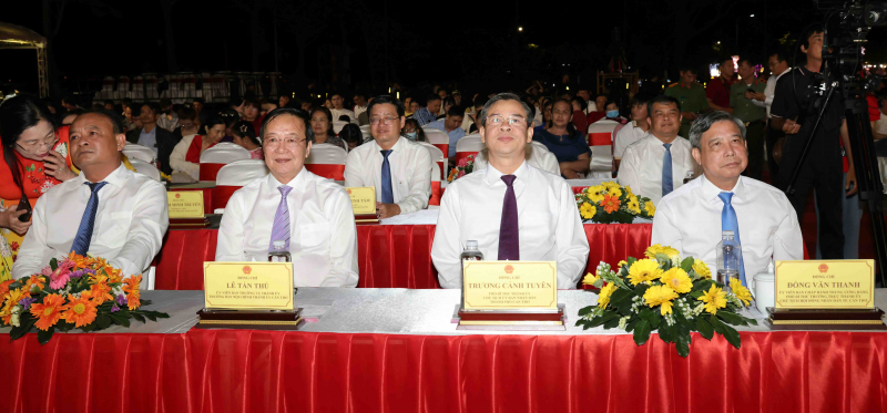 Rộn ràng đêm giao thừa ở miền Tây Nam Bộ -0