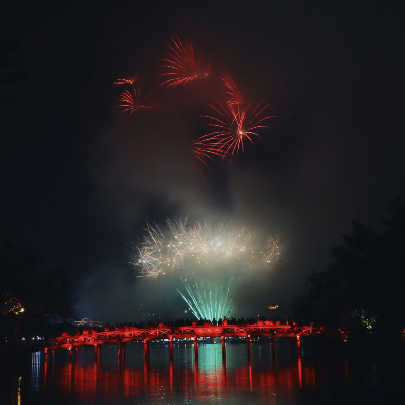 Pháo hoa rực rỡ thắp sáng bầu trời Thủ đô trong đêm Giao thừa -1