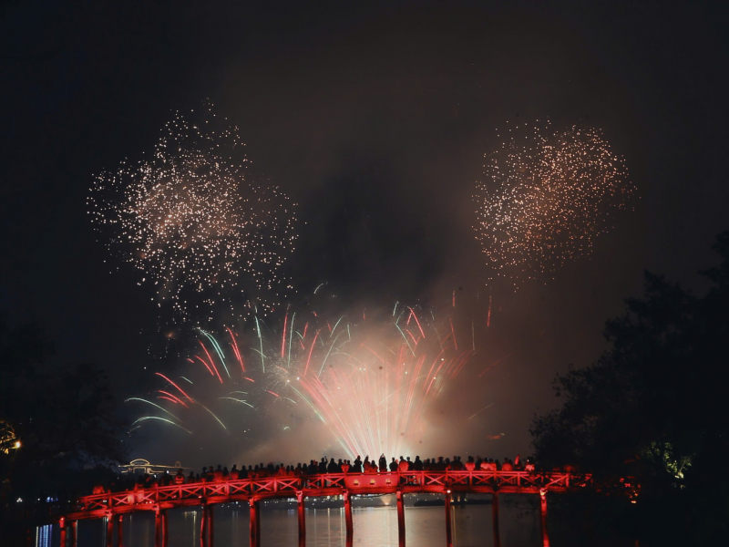 Pháo hoa rực rỡ thắp sáng bầu trời Thủ đô trong đêm Giao thừa -0