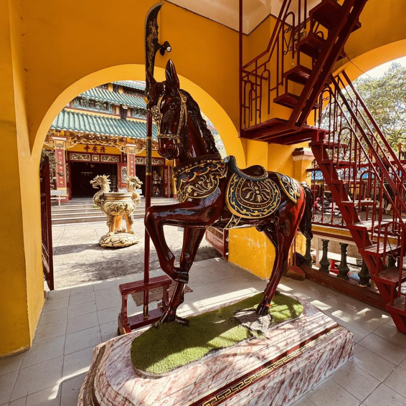 Độc đáo phong tục “chui bụng ngựa” cầu may đầu năm tại TP Hồ Chí Minh -1