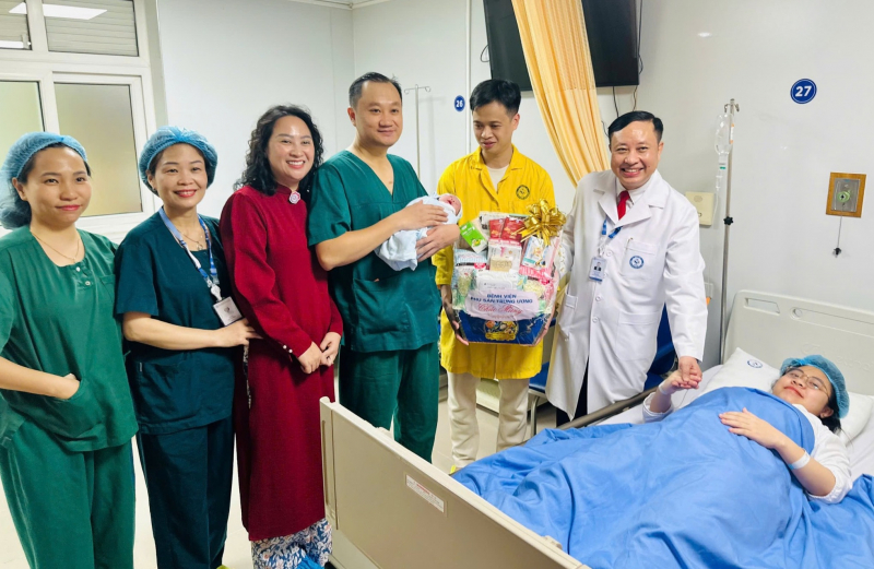 Những em bé đầu tiên chào đời vào khoảnh khắc giao thừa của năm mới Bính Ngọ -0