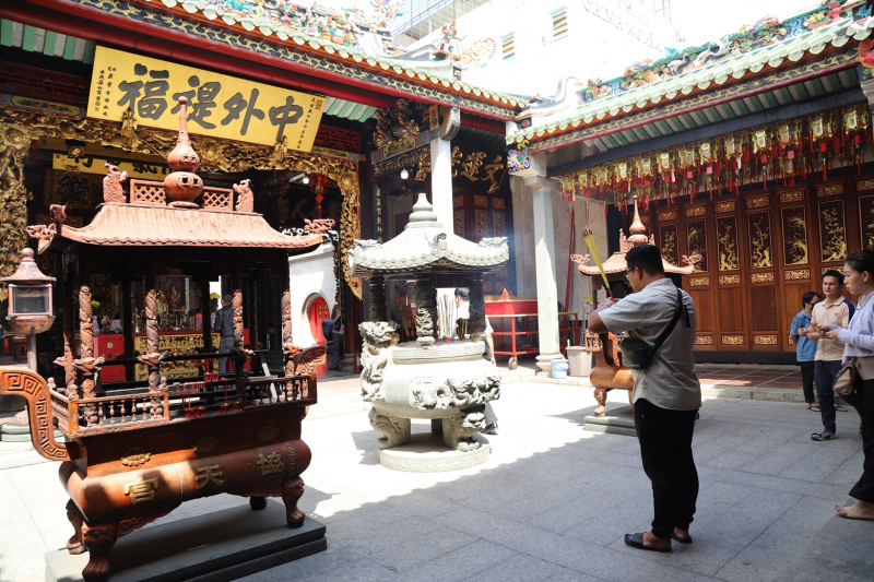 Độc đáo phong tục “chui bụng ngựa” cầu may đầu năm tại TP Hồ Chí Minh -0