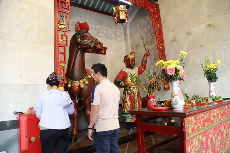 Độc đáo phong tục “chui bụng ngựa” cầu may đầu năm tại TP Hồ Chí Minh -0