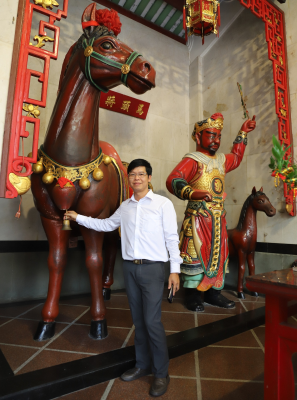 Độc đáo phong tục “chui bụng ngựa” cầu may đầu năm tại TP Hồ Chí Minh -0