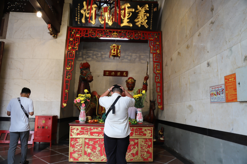 Độc đáo phong tục “chui bụng ngựa” cầu may đầu năm tại TP Hồ Chí Minh -1