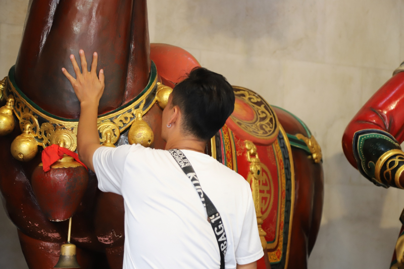 Độc đáo phong tục “chui bụng ngựa” cầu may đầu năm tại TP Hồ Chí Minh -0