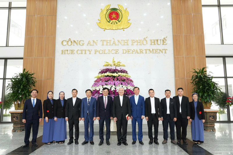 Thứ trưởng Bộ Công an Lê Quốc Hùng thăm, chúc Tết Công an TP Huế   -0