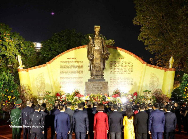 Party leader offers incense at Ly Thai To Monument, extends Tet greetings to Hanoi residents -0