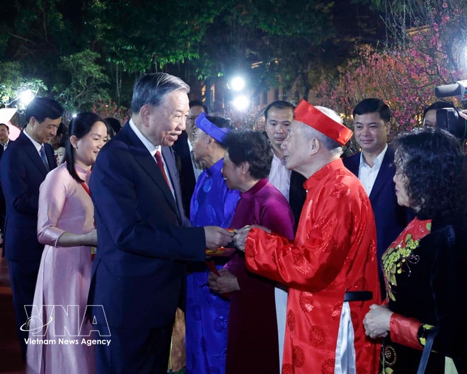 Party leader offers incense at Ly Thai To Monument, extends Tet greetings to Hanoi residents -0