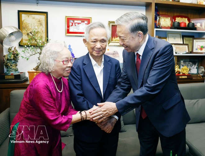 Party leader offers incense at Ly Thai To Monument, extends Tet greetings to Hanoi residents -0