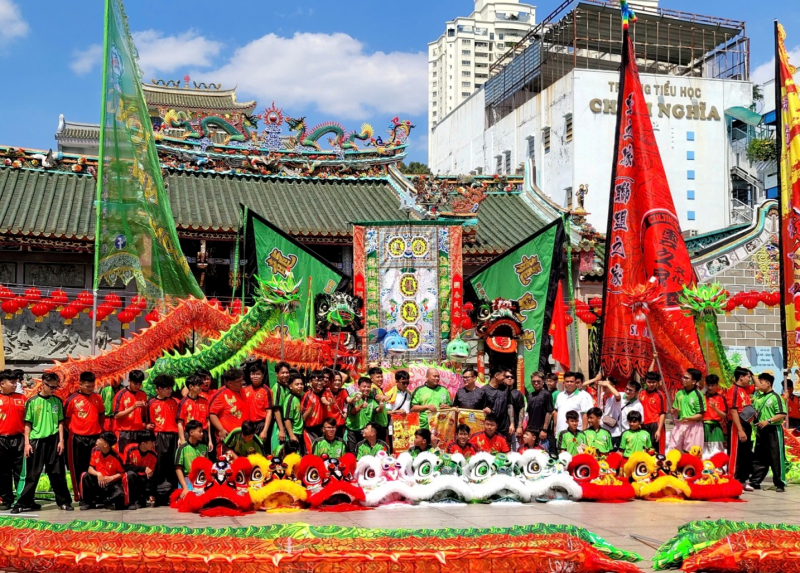 Độc đáo phong tục “chui bụng ngựa” cầu may đầu năm tại TP Hồ Chí Minh -0