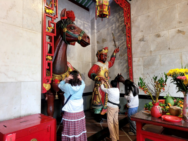 Độc đáo phong tục “chui bụng ngựa” cầu may đầu năm tại TP Hồ Chí Minh -1