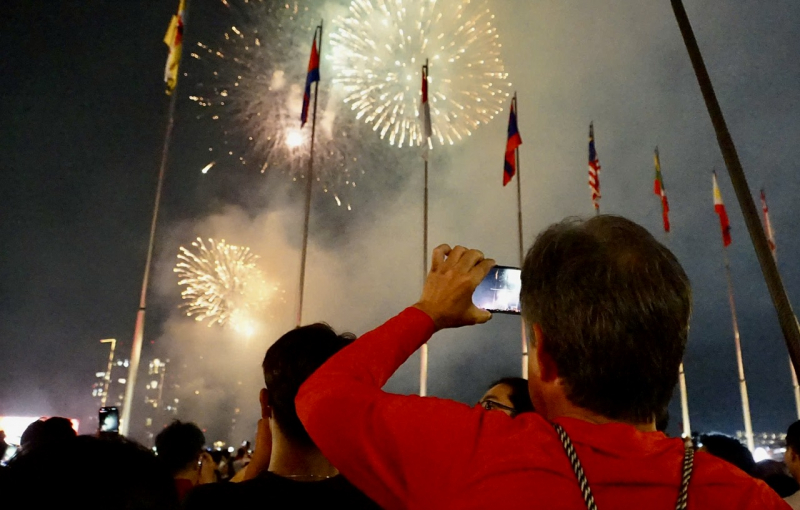 Bầu trời TP Hồ Chí Minh rực sáng bởi những tràng pháo hoa lung linh chào đón năm mới -2