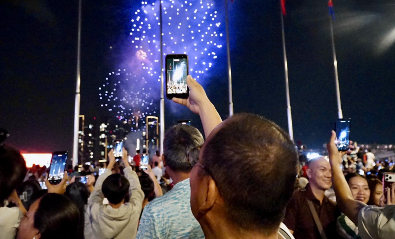 Bầu trời TP Hồ Chí Minh rực sáng bởi những tràng pháo hoa lung linh chào đón năm mới -3
