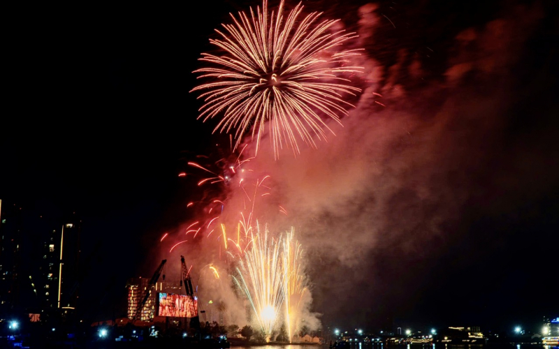 Bầu trời TP Hồ Chí Minh rực sáng bởi những tràng pháo hoa lung linh chào đón năm mới -1