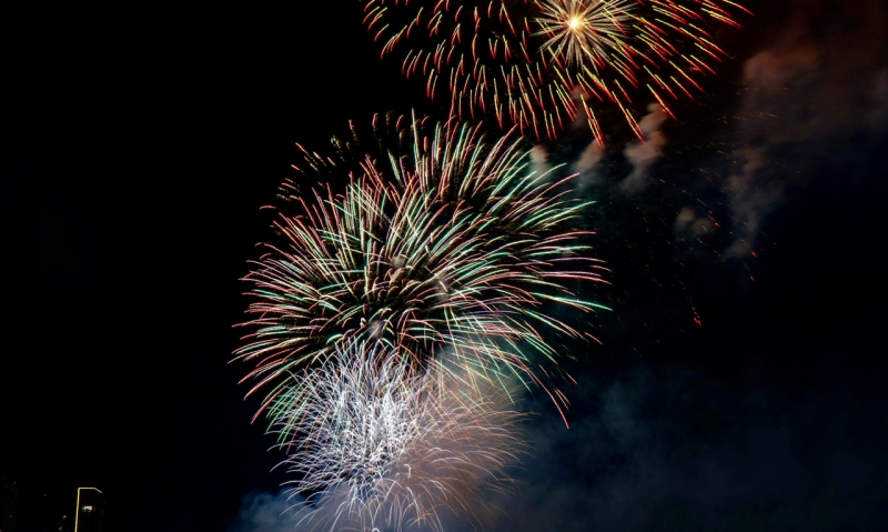 Bầu trời TP Hồ Chí Minh rực sáng bởi những tràng pháo hoa lung linh chào đón năm mới -3