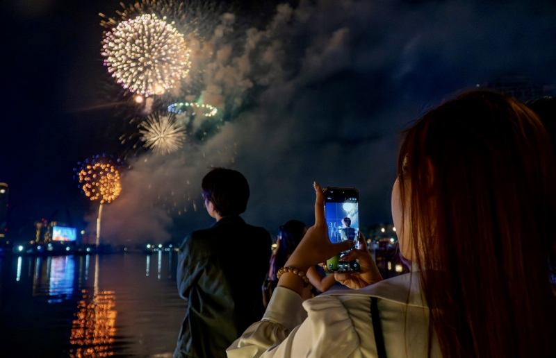 Bầu trời TP Hồ Chí Minh rực sáng bởi những tràng pháo hoa lung linh chào đón năm mới -4