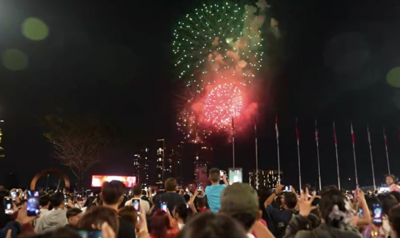Bầu trời TP Hồ Chí Minh rực sáng bởi những tràng pháo hoa lung linh chào đón năm mới -5
