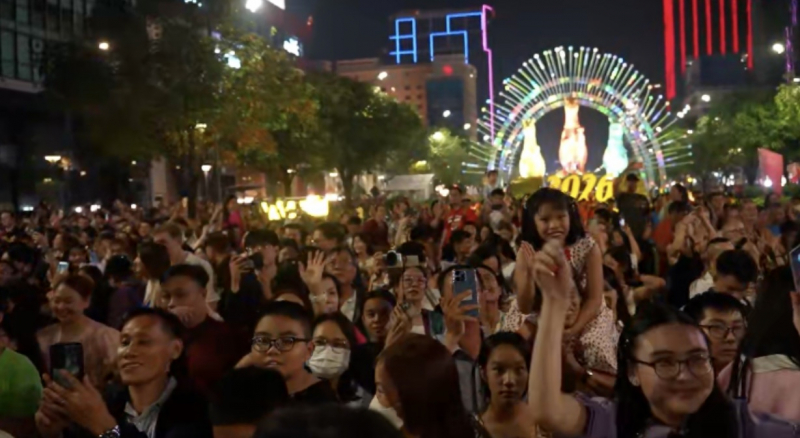 Bầu trời TP Hồ Chí Minh rực sáng bởi những tràng pháo hoa lung linh chào đón năm mới -6