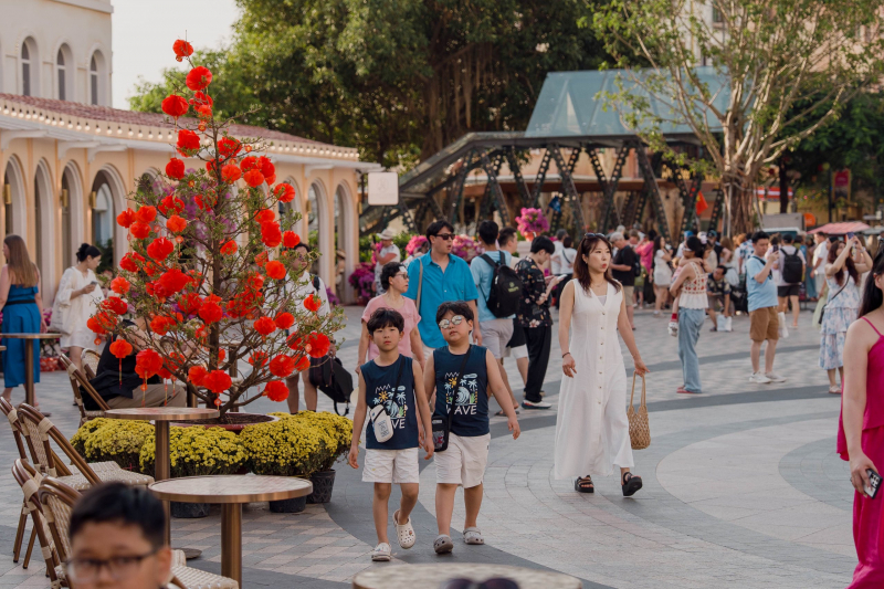 Tấp nập khách quốc tế ở Thị trấn Hoàng Hôn, Phú Quốc dịp Tết Nguyên đán -0