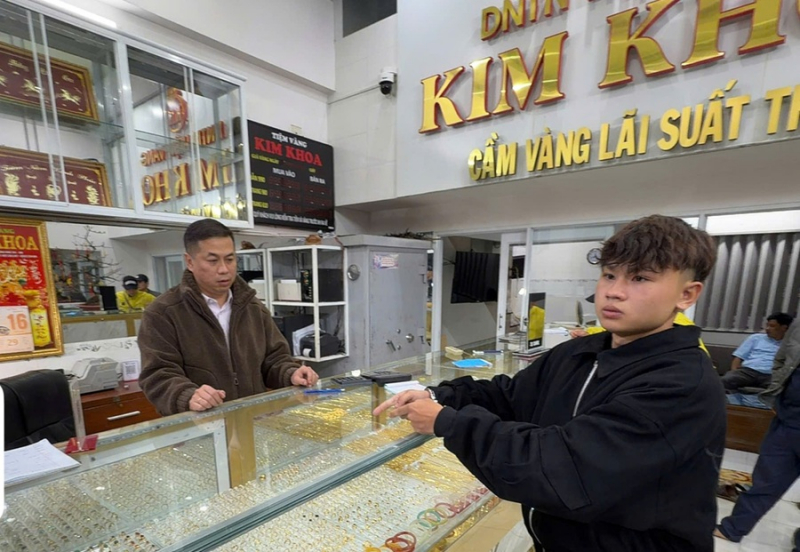 Bắt 2 thanh niên cướp tiệm vàng trong đêm giao thừa  -0