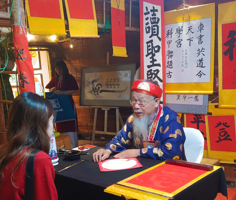 Nô nức xin chữ đầu năm cầu may mắn trong thi cử -0