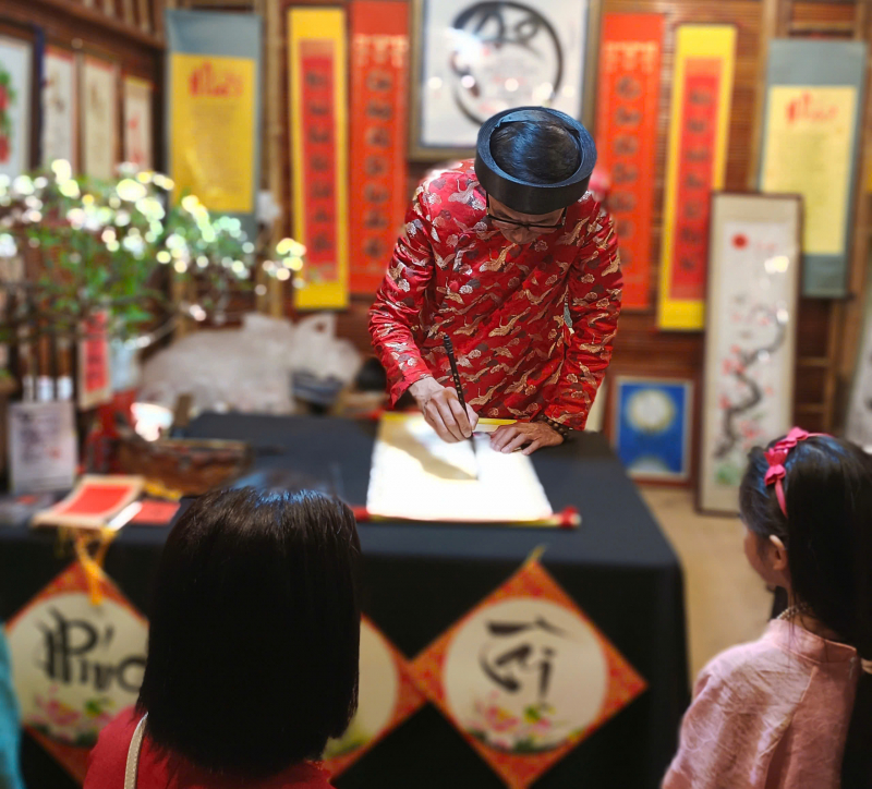 Nô nức xin chữ đầu năm cầu may mắn trong thi cử -3