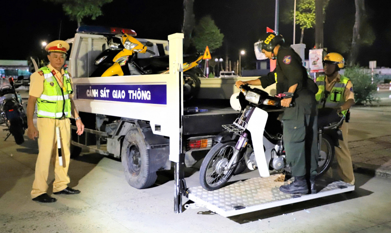 Công an các tỉnh, thành vùng Tây Nam Bộ đảm bảo TTATGT, phục vụ nhân dân xuyên Tết -1