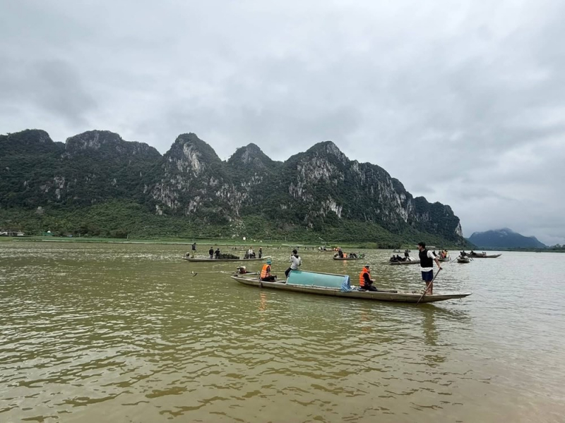 Lật thuyền trên sông Gianh làm 4 người chết và mất tích -0