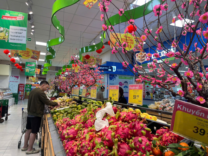 Nguồn cung dồi dào, giá cả ổn định, không xảy ra khan hàng trong Mùng 3 Tết -0