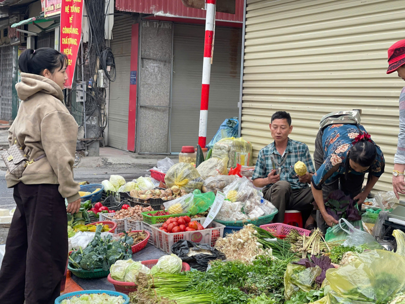 Nguồn cung dồi dào, giá cả ổn định, không xảy ra khan hàng trong Mùng 3 Tết -0