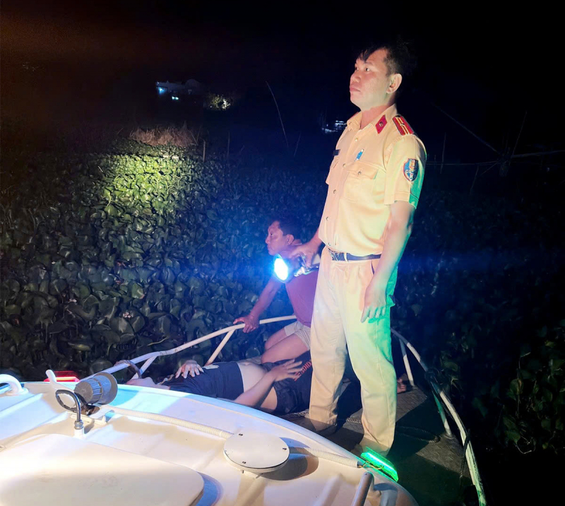 Công an tỉnh An Giang kịp thời cứu nam thanh niên nhảy cầu tự tử tối mùng 2 Tết -0