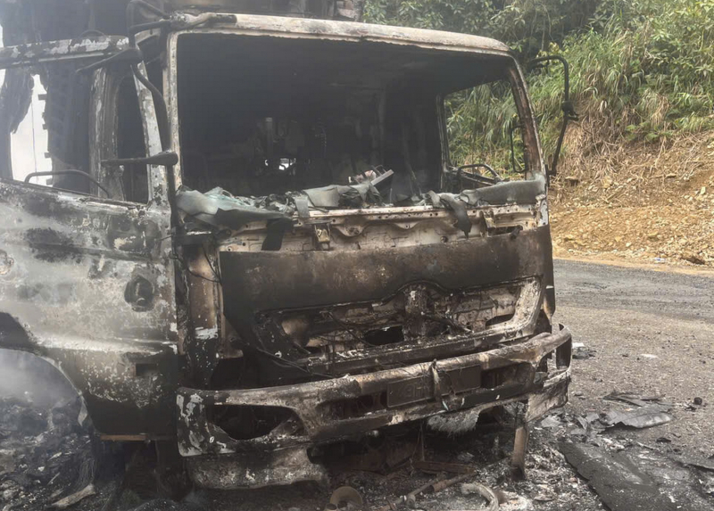 Đang chạy trên đường đèo Khánh Lê, xe tải bất ngờ bốc cháy  -0