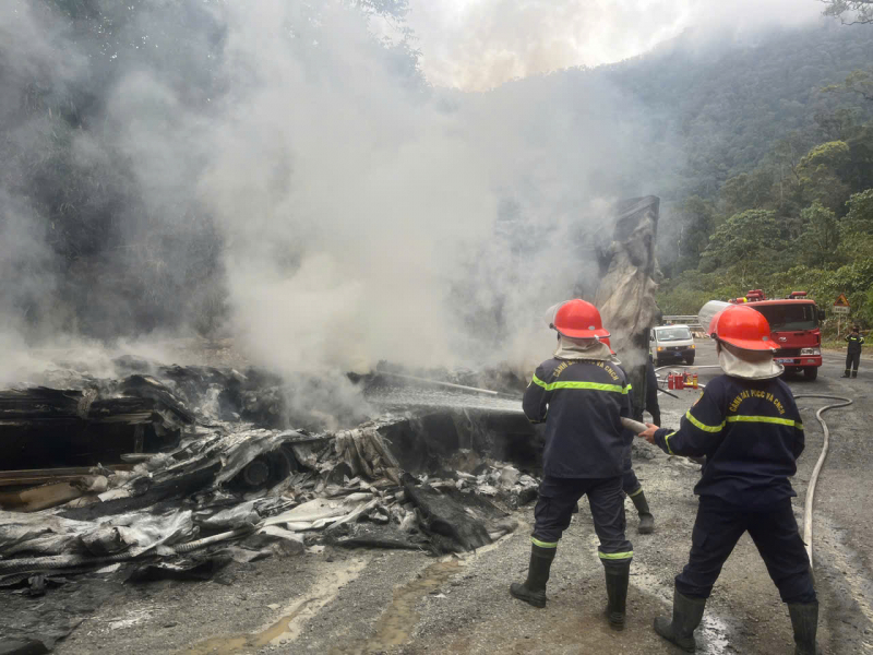 Đang chạy trên đường đèo Khánh Lê, xe tải bất ngờ bốc cháy  -0